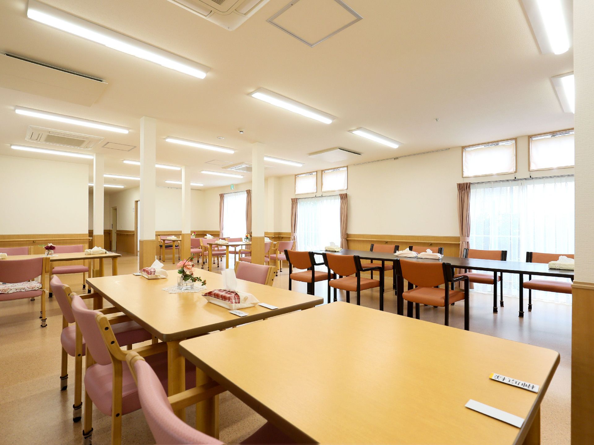 窓を多く設置してあるため、日当たりが良く清潔感のある食堂