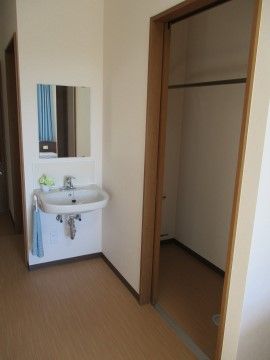 「シルバーホームせせらぎ」の洗面台。居室に洗面台を完備している。