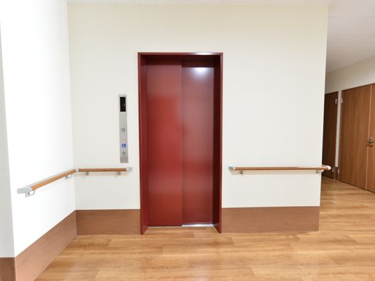 歩行困難者も安心のエレベーター