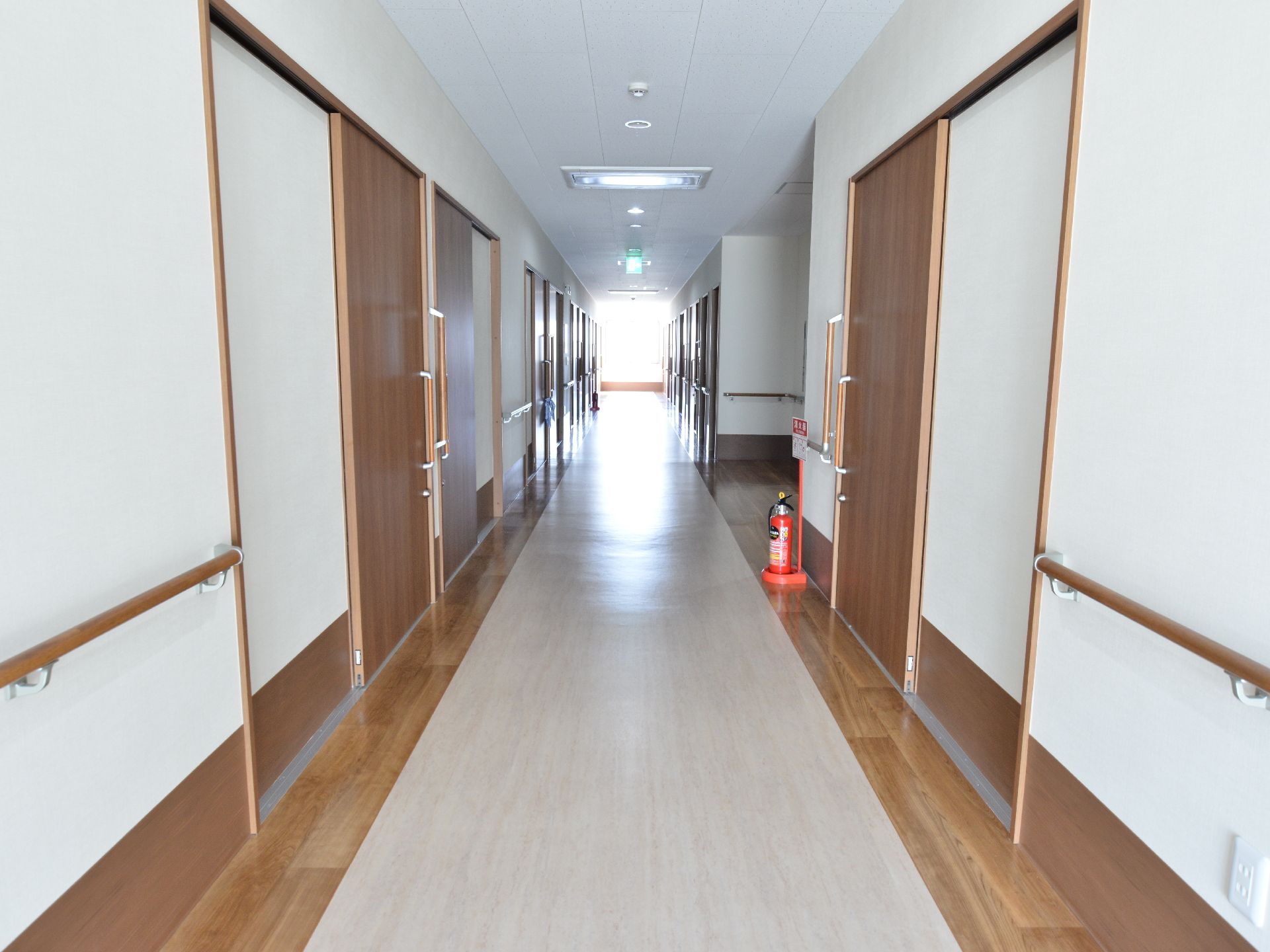 入居者用の個室につながる通路にはかなり奥行きがあり、消火設備も整っているので防災の体勢が整っている。