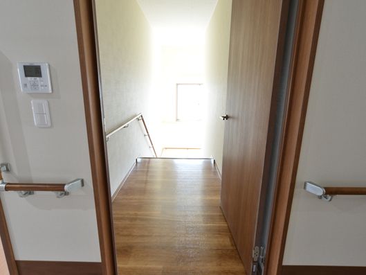 ドアを開けるとある階段