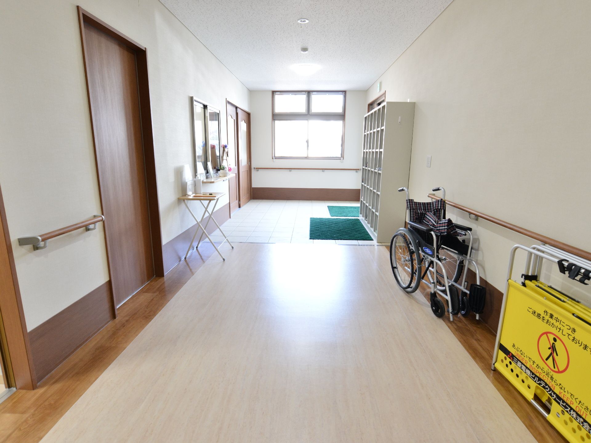 通路には車いすが用意されており、歩行困難者や万が一ケガをした時のためにいつでも使用できるようになっている。