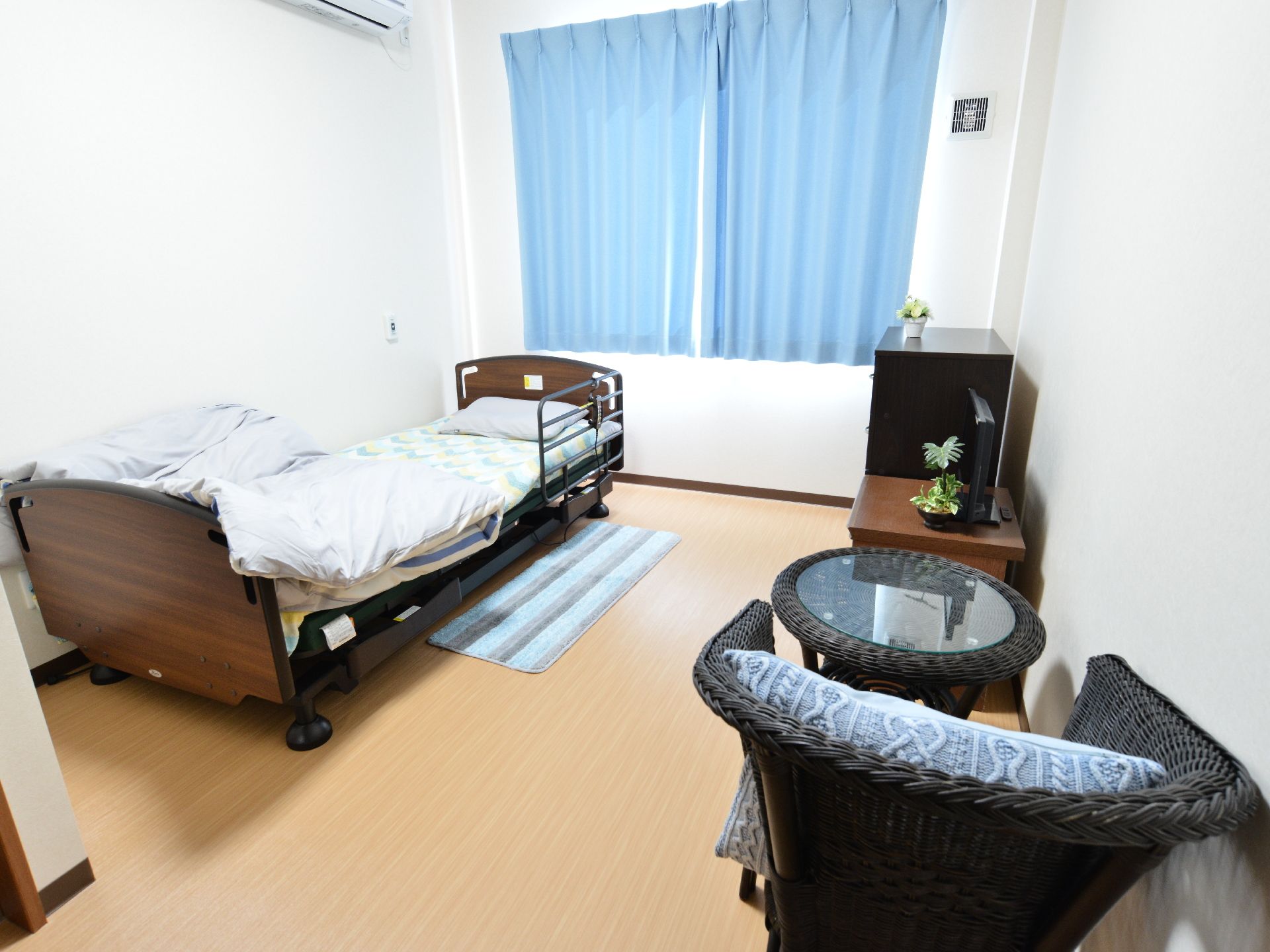 入居者が誤ってベッドから転げ落ちないように、ベッドには寝返りを打っても床に落ちないような防御用の柵が設置されている。