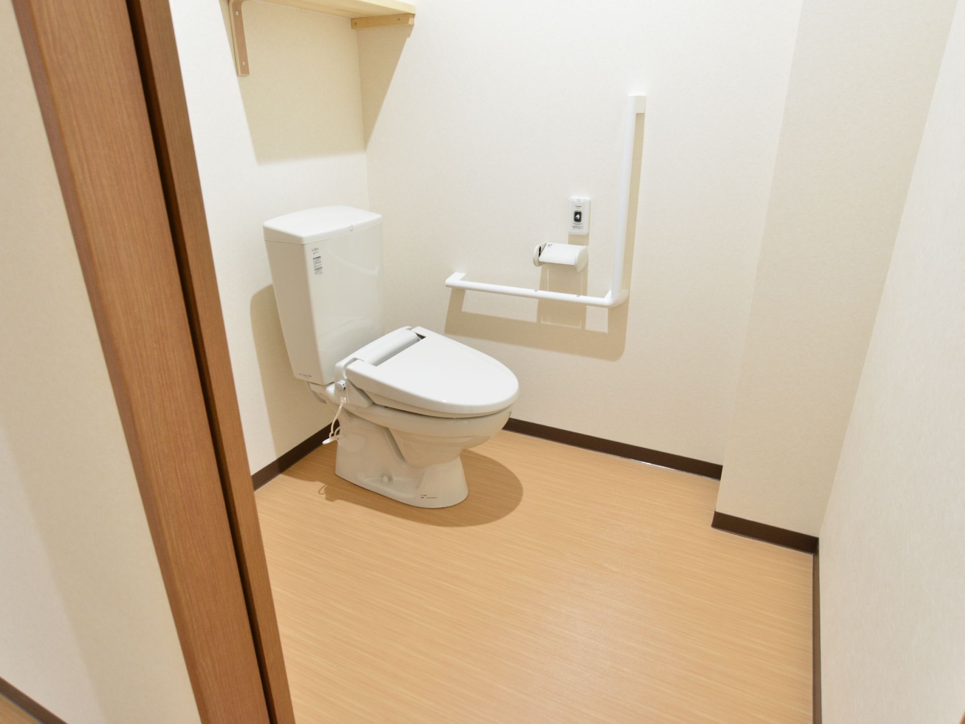 トイレは広めのスペースが取られており、便座に着実に座れるよう手すりも設置されているので、安心して用が足せる。