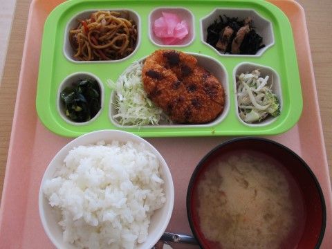 「シルバーホームせせらぎ」のお食事。楽しくお食事していただけるよう心掛けている。