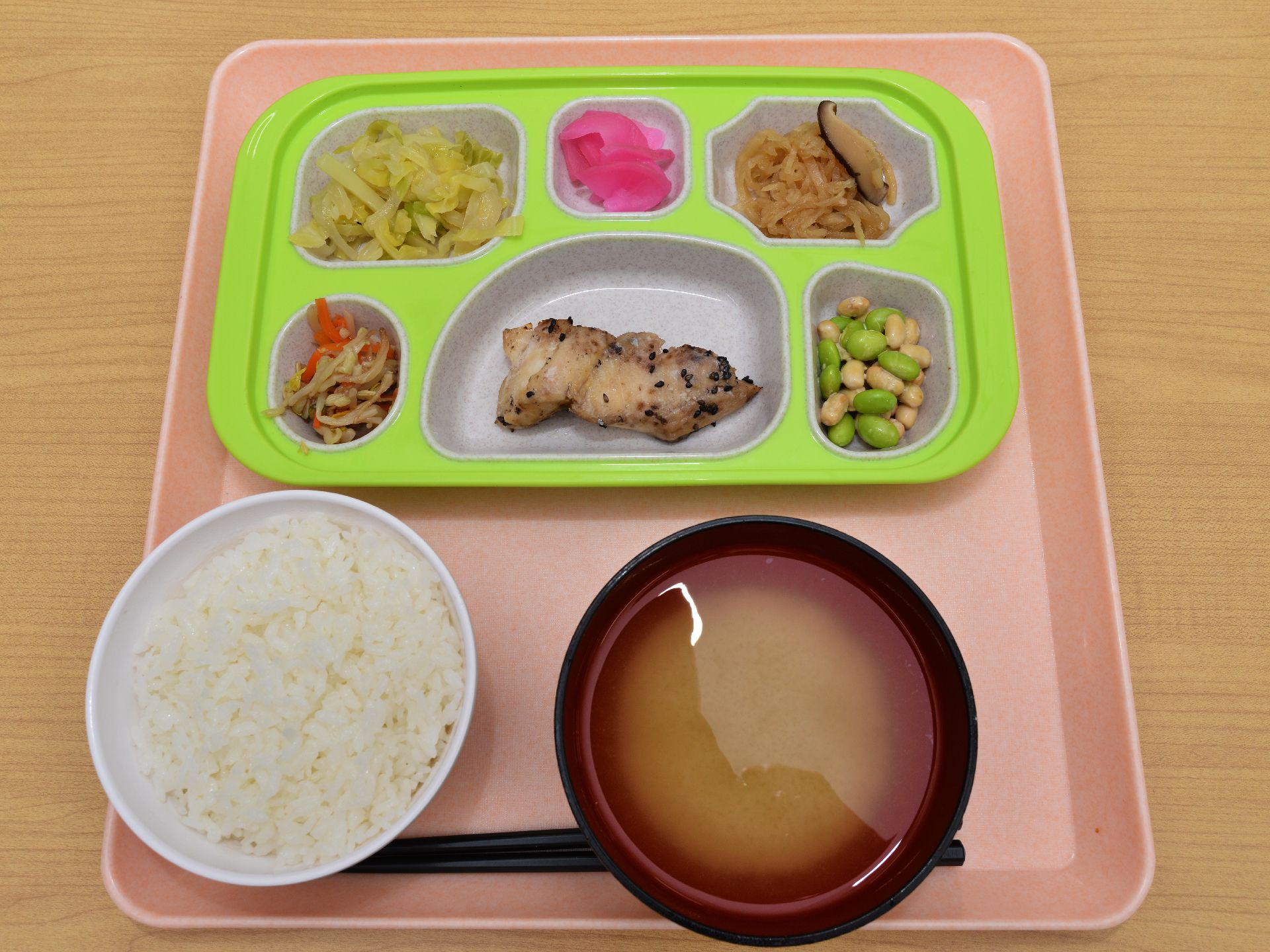 食事はご飯とみそ汁の他に、様々なおかずが1つのプレートに入っている形で提供され、ちょうど良い量となっている。