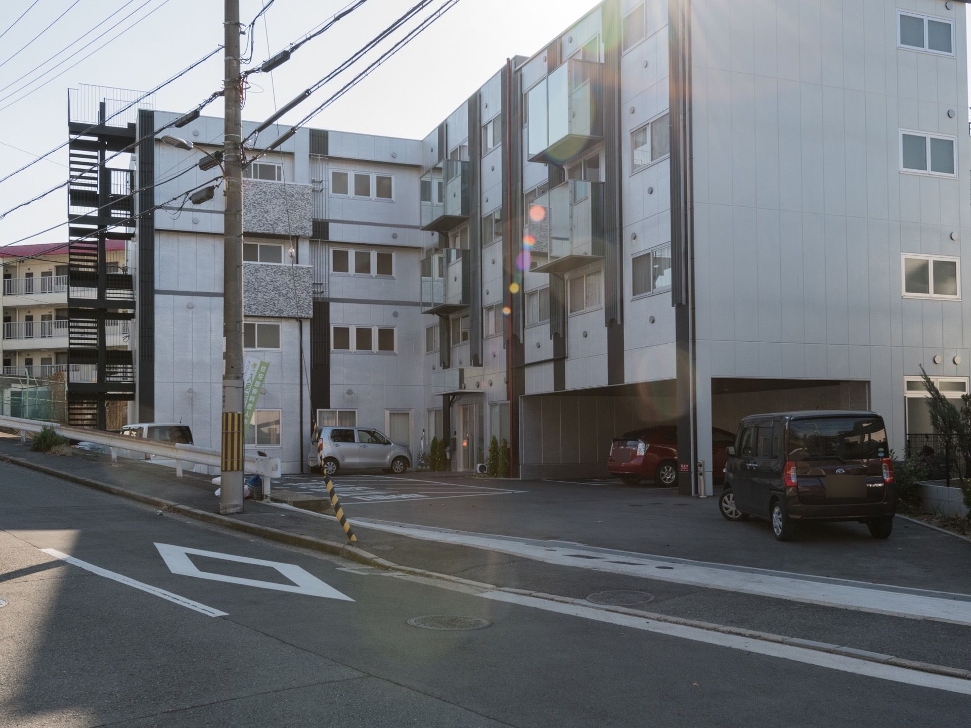 施設の左側は各階が非常階段になっており火災等の非常時には速やかに屋外若しくは屋上に避難することが出来る。