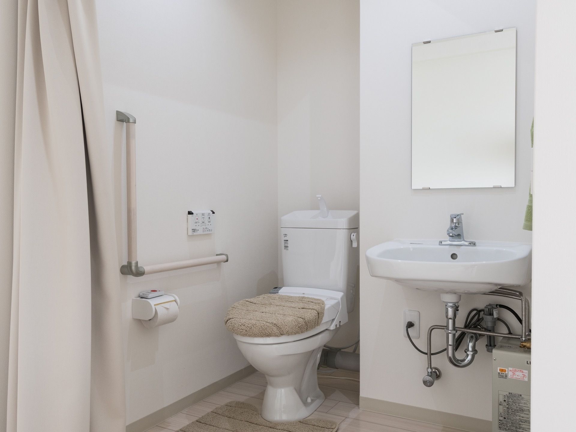トイレはオープンになっておりカーテンで目隠しをすることが出来る。出入口を気にする事無く楽に出入り出来る。