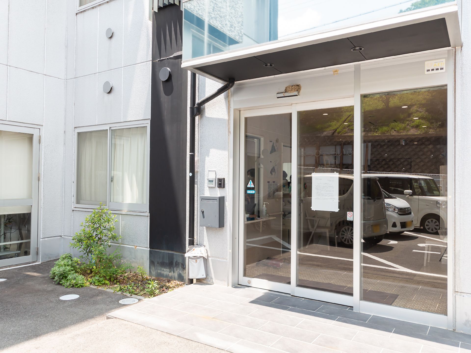 玄関に設置され、入居者の靴が保管されている下駄箱