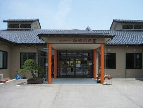 屋根瓦が目に映える、純和風の建物である。出入口前の十分なスペースと豊富なガラスエリアの使用で、見通しの良い作りとなっている。