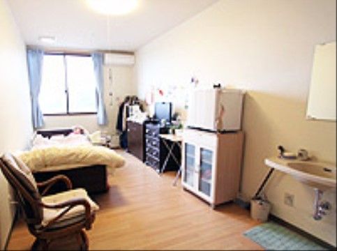 奥行き感のある日差しの行き届いたお部屋である。椅子や収納ボックスがあっても入り口からの見通しも良く、使いやすい作りとなっている。