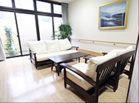 絵画や観葉植物が置かれ、明るく周りが気にならない作りのお部屋である。公私共にリラックスできる語らいの場となっている。