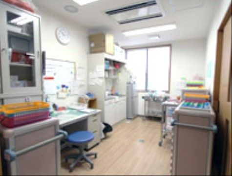 突き当りに窓がある。壁はほぼ書類棚や移動式の書類ケースで埋まっている。手前の書類棚には手すりが付いている。