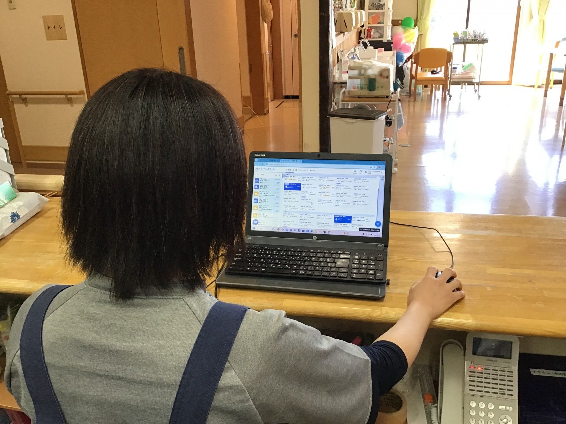 受付で作業するスタッフ