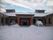 雪に包まれた建物の入口