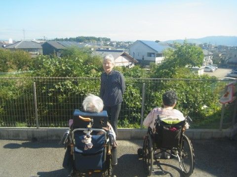 天気の良い日に散歩がてら、周辺の街並みを眺めている入居者様の様子