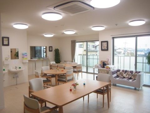 窓からは日差しが差し込んでとても明るい空間になっている。テーブルだけでなく、ソファも完備しているので、食後にゆっくり休むこともできる。