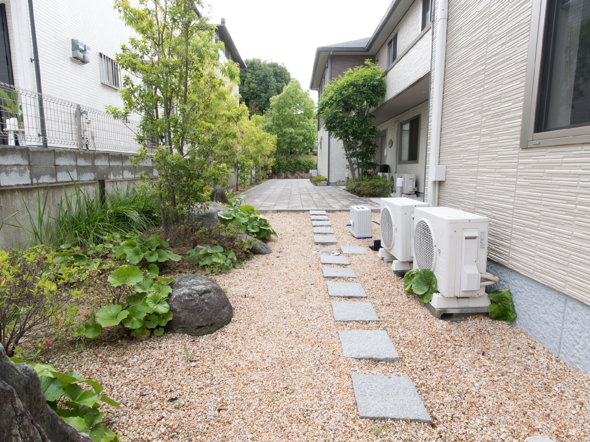 敷地内へ入ったすぐの道は砂利を敷き詰められ踏み石が置かれている。途中からは舗装ブロックが敷かれている。