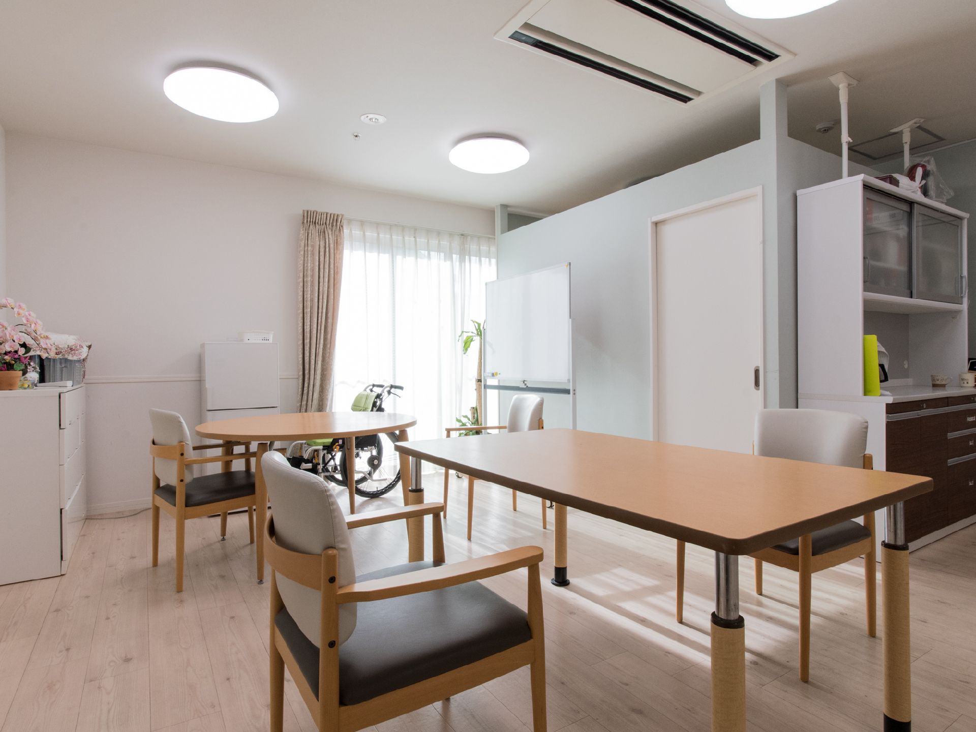 こだわりの家具や家電が置かれており、ゆったりと時を過ごせる空間になっている。食事だけでなく交流の場にもなっている。