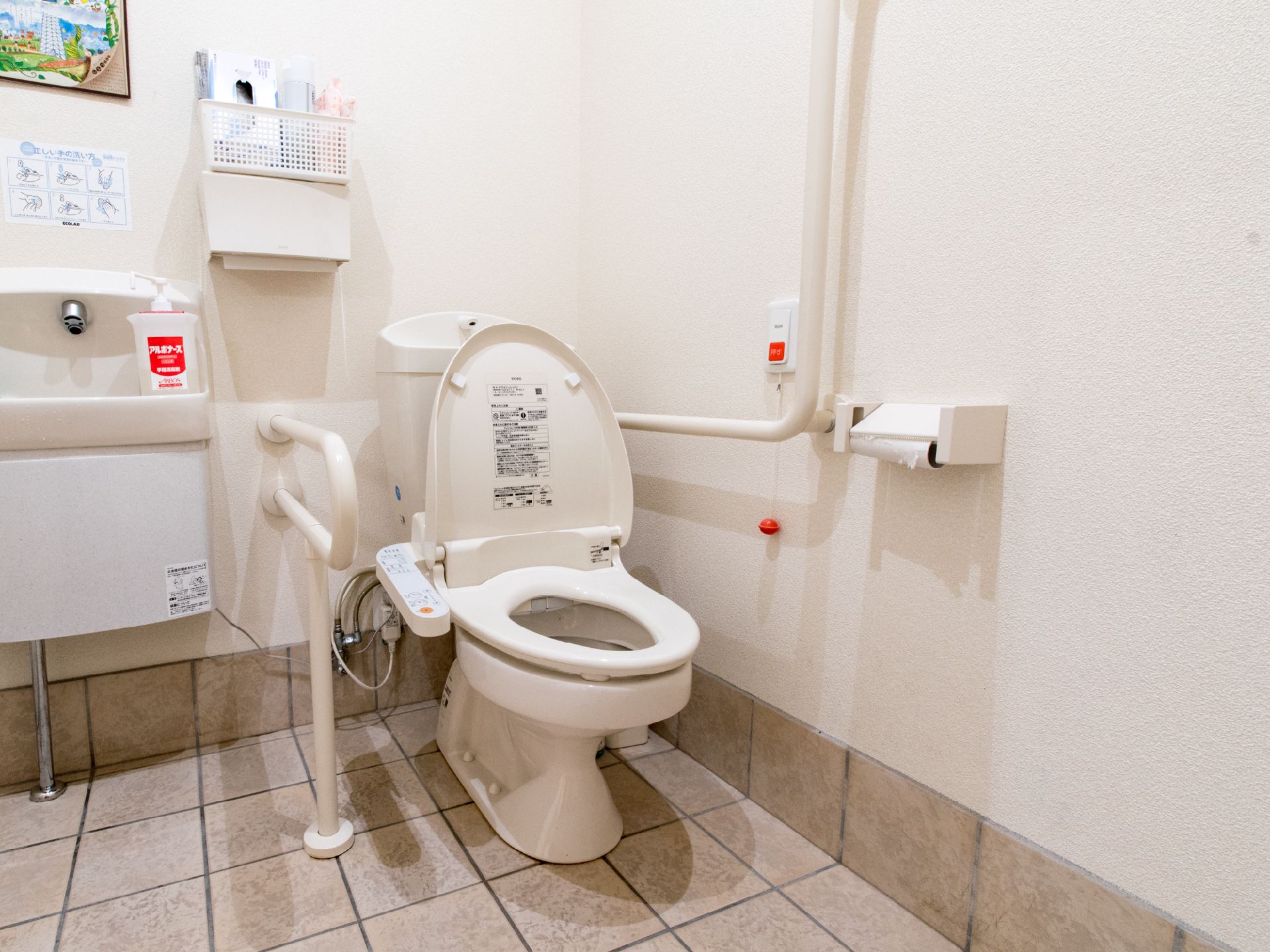 トイレ内で万が一のアクシデントがあった場合に、ヒモを引っ張ったりボタンを押したりできるタイプの呼び出しブザーが備えられている。