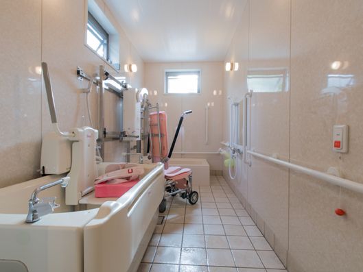 奥行きのあるバスルーム