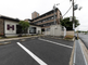 介護施設の正面玄関と駐車場