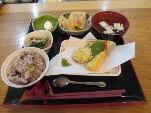 栗入り赤飯と天ぷらの盛り合わせや吸い物のセット