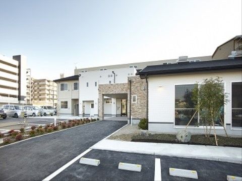 舗装して段差を少なくした、通行しやすいエントランスの通路