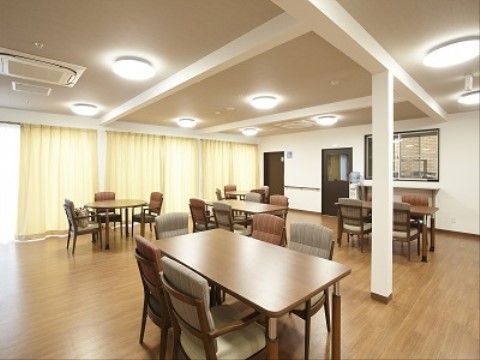 広々とした空間。落ち着いた色調のテーブルセットで、食事を楽しめる。個室とは一転、入居者様同士のコミュニケーションの場である。