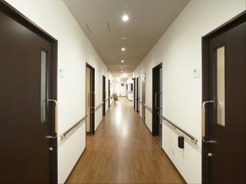 車椅子で向きを変えてもゆとりのある幅に、手すり付きで安心して通行できる。玄関から一続きになり、明るく開放感を感じる広さがある。