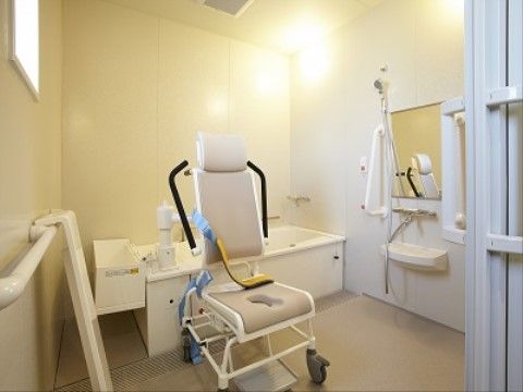 介護用品の揃った浴室。様々な箇所に手すりが取り付けられており、介助しやすく、入居者様自身でも一人で入浴がしやすい。