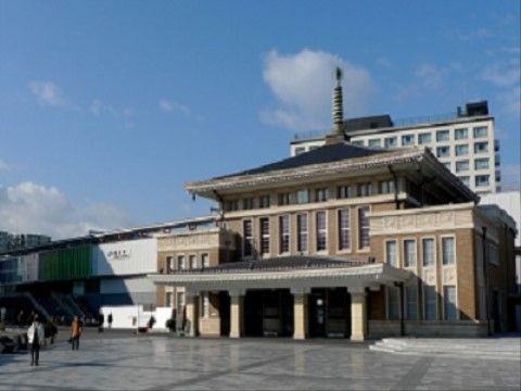 駅より徒歩15分。JR、私鉄だけでなくバスからも施設へ来訪できるので、入居者様の家族にとっても訪問しやすい立地である。