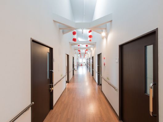 入居者用の部屋が立ち並ぶ廊下