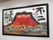 壁には絵が飾られている。赤や金、青や黒を用いて大きな富士山の絵が描かれている。また富士山の両脇に文字が書かれている。