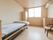 入居者用の部屋には、ベッドとタンス、クローゼットと一人掛けの椅子が完備されている。安全性を考慮し、ベッドは低めに設計されている。