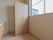 部屋には大きな窓が設置されており、日中は日差しが入りとても明るい。また、窓際にはクローゼットが置いてある。