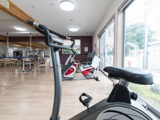 窓側に設置されたサイクリングマシン