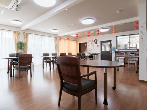テーブルは距離を空けて設置し、ゆったりと利用できる多目的室