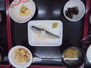 炊き込みご飯と味噌汁、ポテトサラダと焼き魚とひじき煮