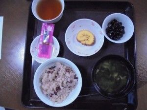 赤飯と味噌汁、厚焼き玉子と黒豆のセット