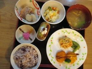 赤飯と味噌汁、クリームコロッケとかき揚げとサラダやデザート タイトル 食事