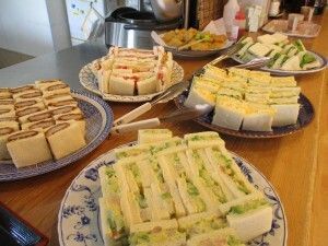 大皿に盛り付けられた野菜サンドやカツサンド