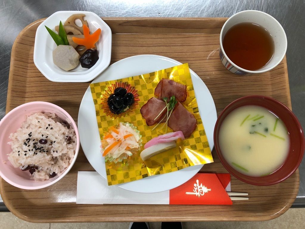 施設では、揚げ物や根菜、胡麻和えなど、和の食材と洋の食材がバランス良くなっている食事が出されている。