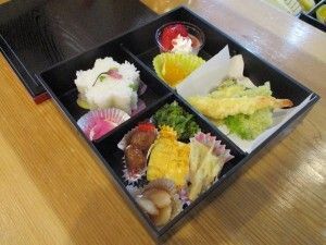 天ぷらの盛り合わせと、卵焼きやミートボール、苺のデザートのセット