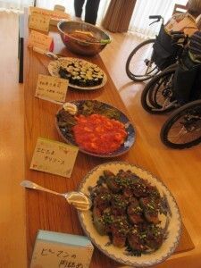 ピーマンの肉詰め、エビチリや細巻きのビュッフェ