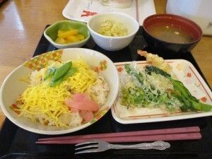 ちらし寿司と天ぷらの盛り合わせのセット