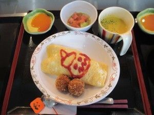 ケチャップで鬼の顔を描いたオムライスと、スープやデザート