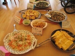 フライや大根の煮物、厚焼き玉子などが盛り付け大皿