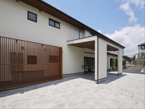 白い壁面が青空に映え、おしゃれで落ち着いた雰囲気の外観