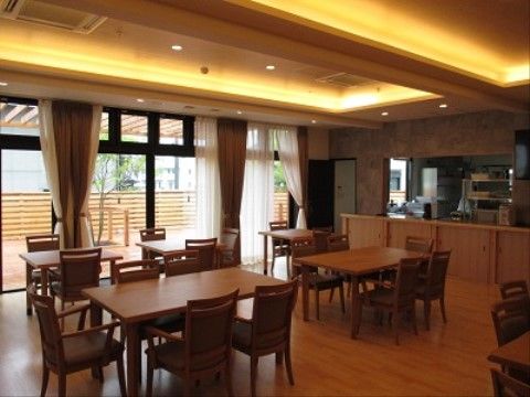 暖色系の照明を設置し、リラックスして過ごせる空間を演出した食堂